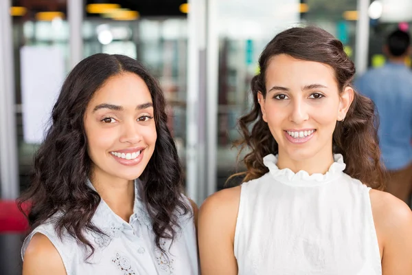 Portrait de femmes cadres heureuses — Photo