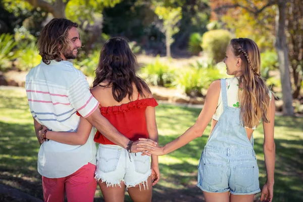 Homem batota em sua mulher no parque — Fotografia de Stock