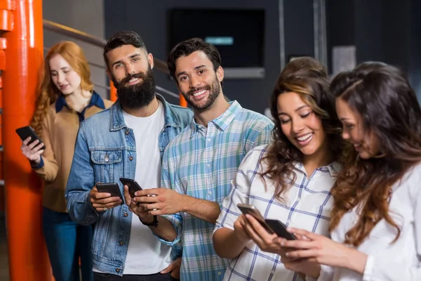 Mutlu erkek ve kadın yönetici cep telefonu kullanma office — Stok fotoğraf