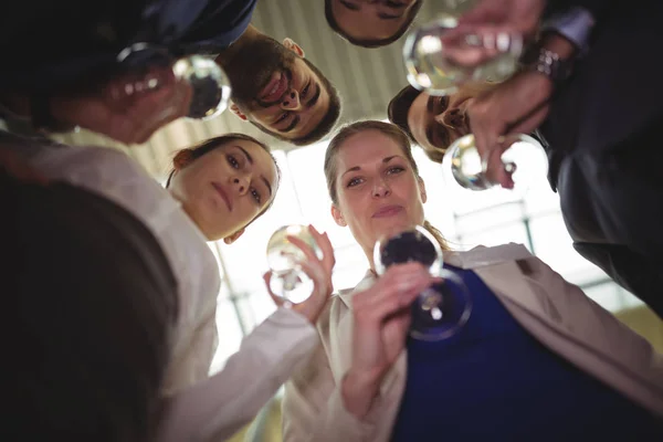 Empresarios brindar copas de champán — Foto de Stock