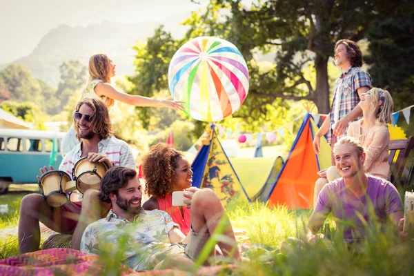 Freunde vergnügen sich gemeinsam auf dem Campingplatz — Stockfoto