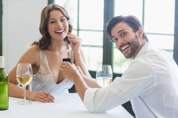 Чоловік пропонує жінці кільце в ресторані — стокове фото