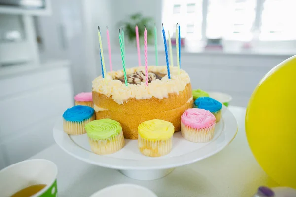 与杯子蛋糕和蜡烛的生日蛋糕 — 图库照片