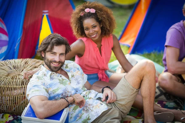 Paar zusammen auf Campingplatz — Stockfoto