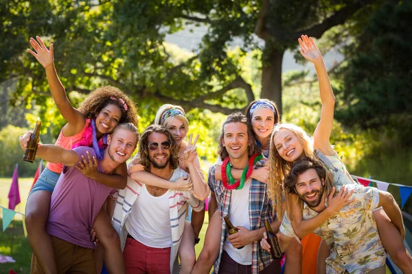 Glada vänner poserar tillsammans på campingplats — Stockfoto