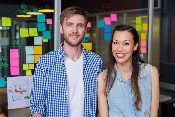 Deux cadres souriants debout ensemble dans le bureau — Photo