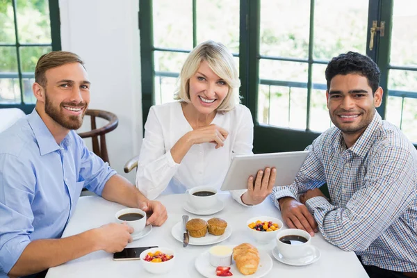 Leende befattningshavare i ett restaurang — Stockfoto