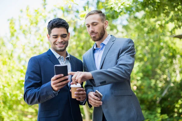 Empresarios discutiendo por teléfono móvil — Foto de Stock