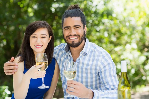Couple holding glasses of wine in a restaurant — Stock Photo, Image