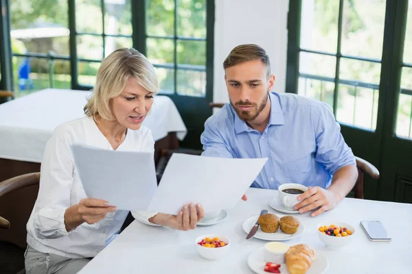 Ejecutivos discutiendo sobre documento — Foto de Stock