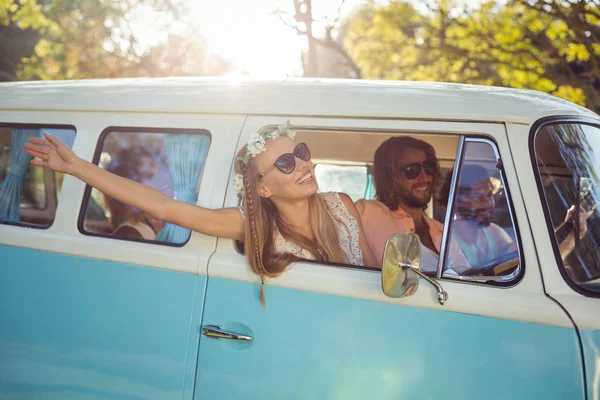 Mujer mirando por la ventana de autocaravana — Foto de Stock