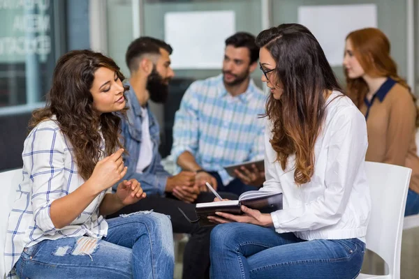 Vrouwelijke leidinggevenden interactie met elkaar tijdens vergadering — Stockfoto