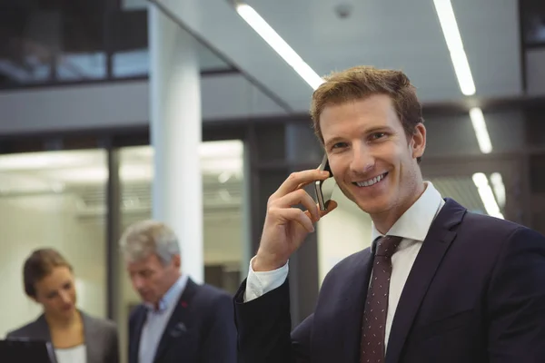 Zakenman aan het praten op mobiele telefoon — Stockfoto