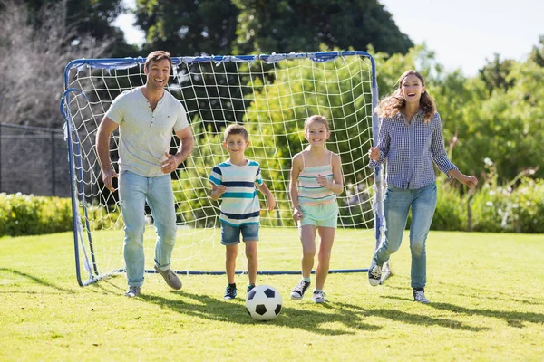 Familie samen voetballen — Stockfoto