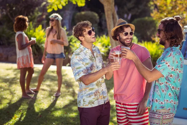 Tres amigos brindando vasos de cerveza —  Fotos de Stock