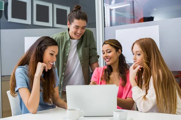 Lachende leidinggevenden bespreken over laptop in vergaderruimte — Stockfoto