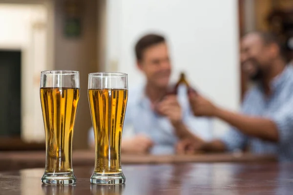 Vasos de cerveza guardados en mesa de madera — Foto de Stock