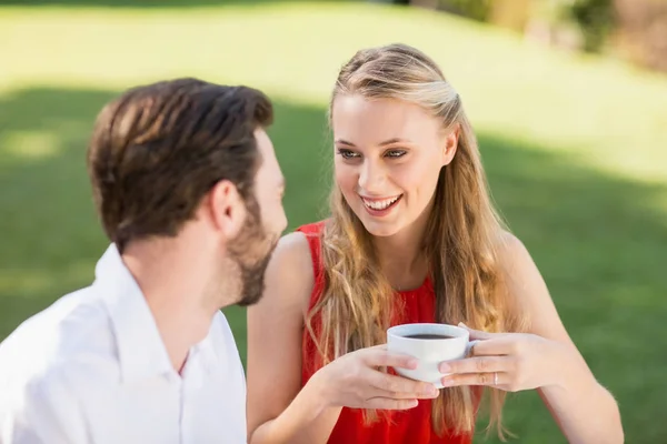 Счастливая пара пьет кофе — стоковое фото