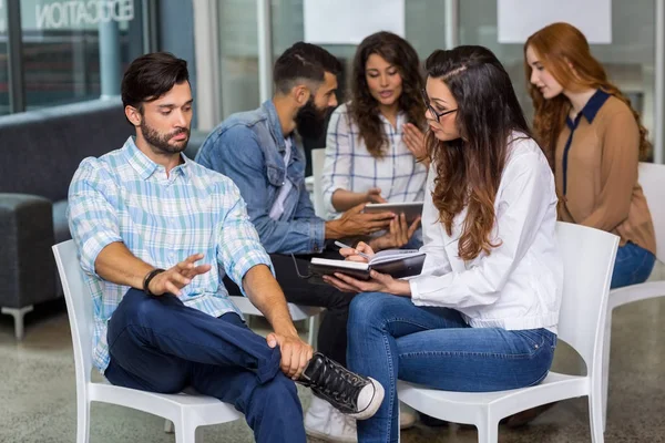 Mannelijke en vrouwelijke leidinggevenden interactie met elkaar tijdens vergadering — Stockfoto