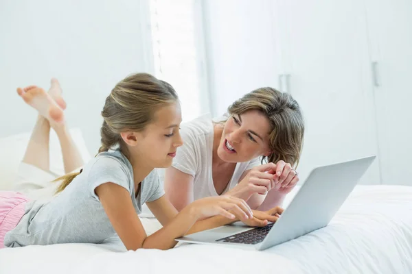 Mutter und Tochter interagieren miteinander — Stockfoto