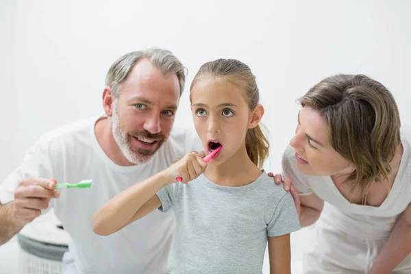 Familjen som borstar tänderna med tandborste — Stockfoto