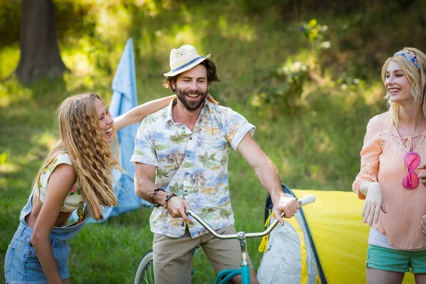 Vänner att ha roligt tillsammans på campingplats — Stockfoto