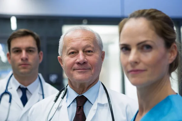 Médecins et chirurgiens debout à l'hôpital — Photo