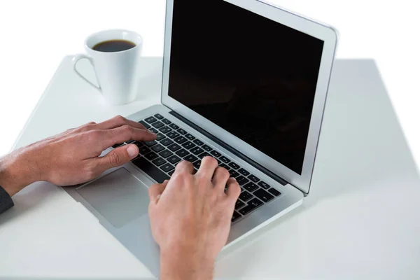 Biznesmen korzysta z laptopa przy kawie — Zdjęcie stockowe
