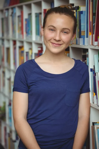 Portret van glimlachen schoolmeisje glimlachend in bibliotheek — Stockfoto