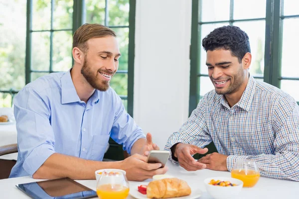 Ejecutivos usando teléfono móvil — Foto de Stock