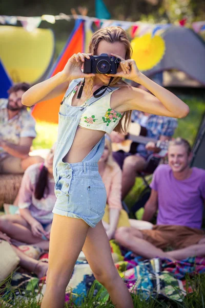Femme prenant une photo au camping — Photo