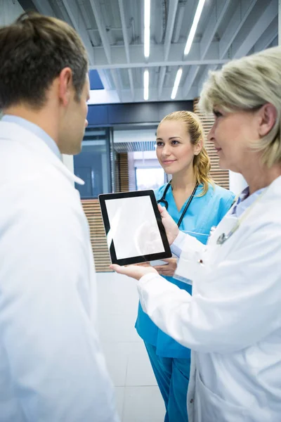 Équipe médicale discutant sur tablette numérique — Photo