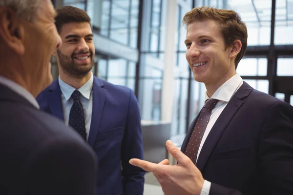 Zakenlieden interactie met elkaar in gang — Stockfoto