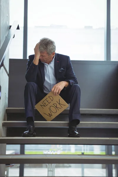 Homme d'affaires déprimé assis sur les escaliers — Photo