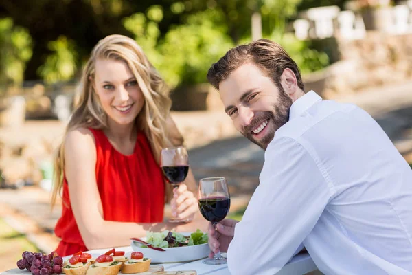 Счастливая пара с бокалами вина в ресторане — стоковое фото