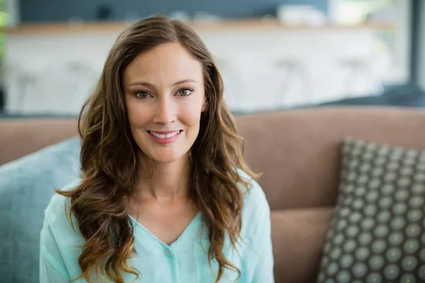 Lachende vrouw die zit op de Bank — Stockfoto