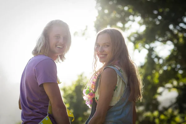 Jeune couple souriant dans le parc — Photo