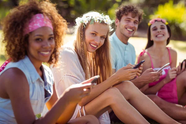 Grupo de amigos usando telefone celular — Fotografia de Stock