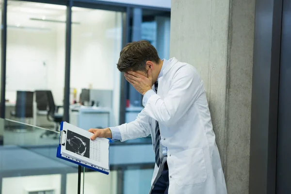 Médico masculino perturbado em pé perto do corredor — Fotografia de Stock