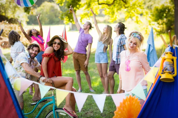 Amigos divirtiéndose juntos en el camping — Foto de Stock