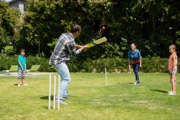 Familie spelen cricket in park — Stockfoto