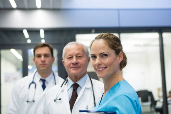 Médecins et chirurgiens debout ensemble à l'hôpital — Photo