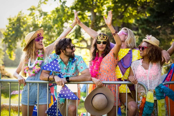 Skupina přátel, tanec na hudebním festivalu — Stock fotografie