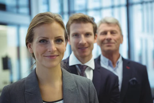 Femme d'affaires debout dans le bureau — Photo