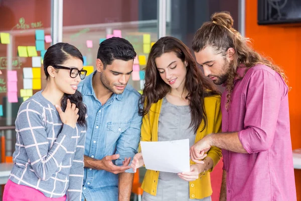 Lächelnde Grafiker diskutieren über Dokument — Stockfoto