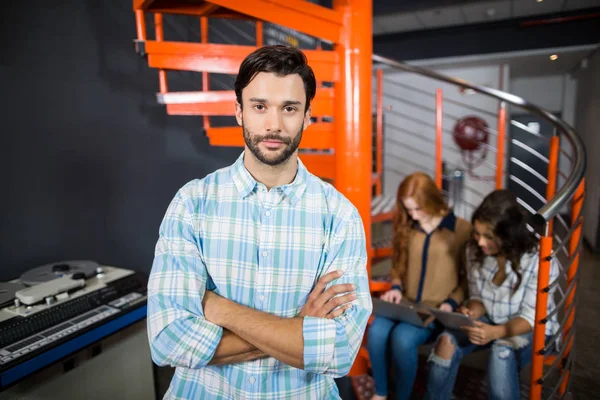 Esecutivo maschio in piedi con le braccia incrociate in ufficio — Foto Stock