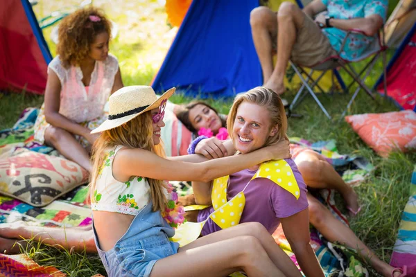 Paar zitten in de buurt van de camping — Stockfoto