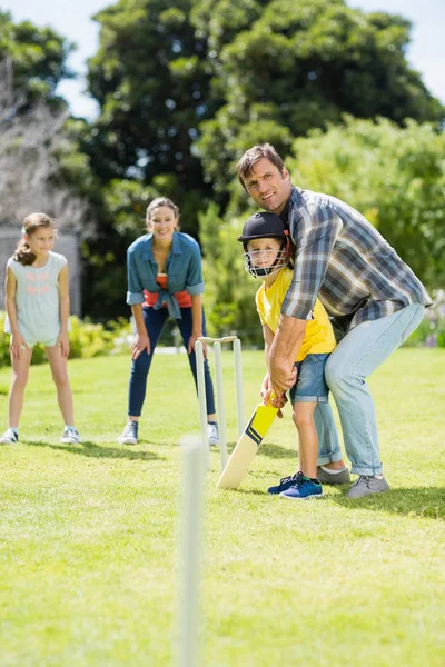 Lycklig familj spelar cricket tillsammans — Stockfoto