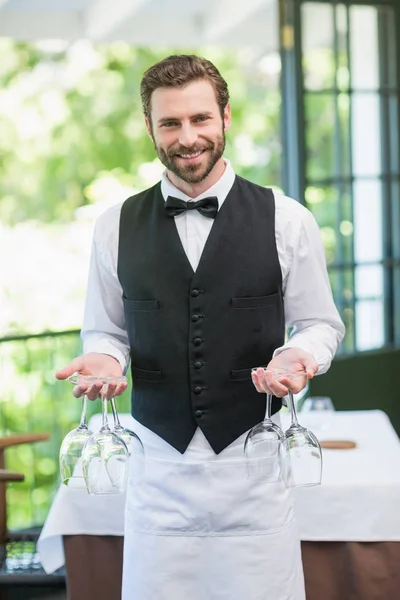 Restoranda şarap gözlük tutan erkek garson — Stok fotoğraf