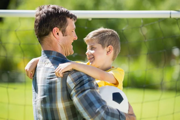 Knuffelen zoon van de vader in het park — Stockfoto